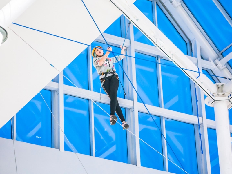 Walltopia 空中攀爬特殊障碍物，孩子正在通过障碍物