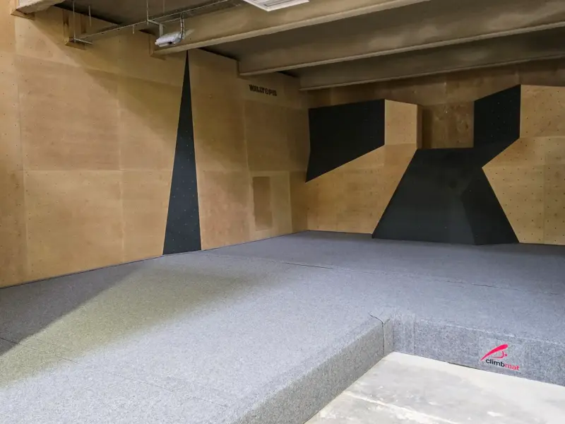 Walltopia bouldering walls and Climbmat boulder mats at Gallerie Republique - a multi-sport center in Poitiers, France.